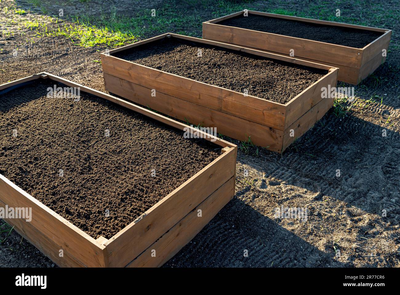Wooden crates for vegetables lined with agrotextile from the inside and