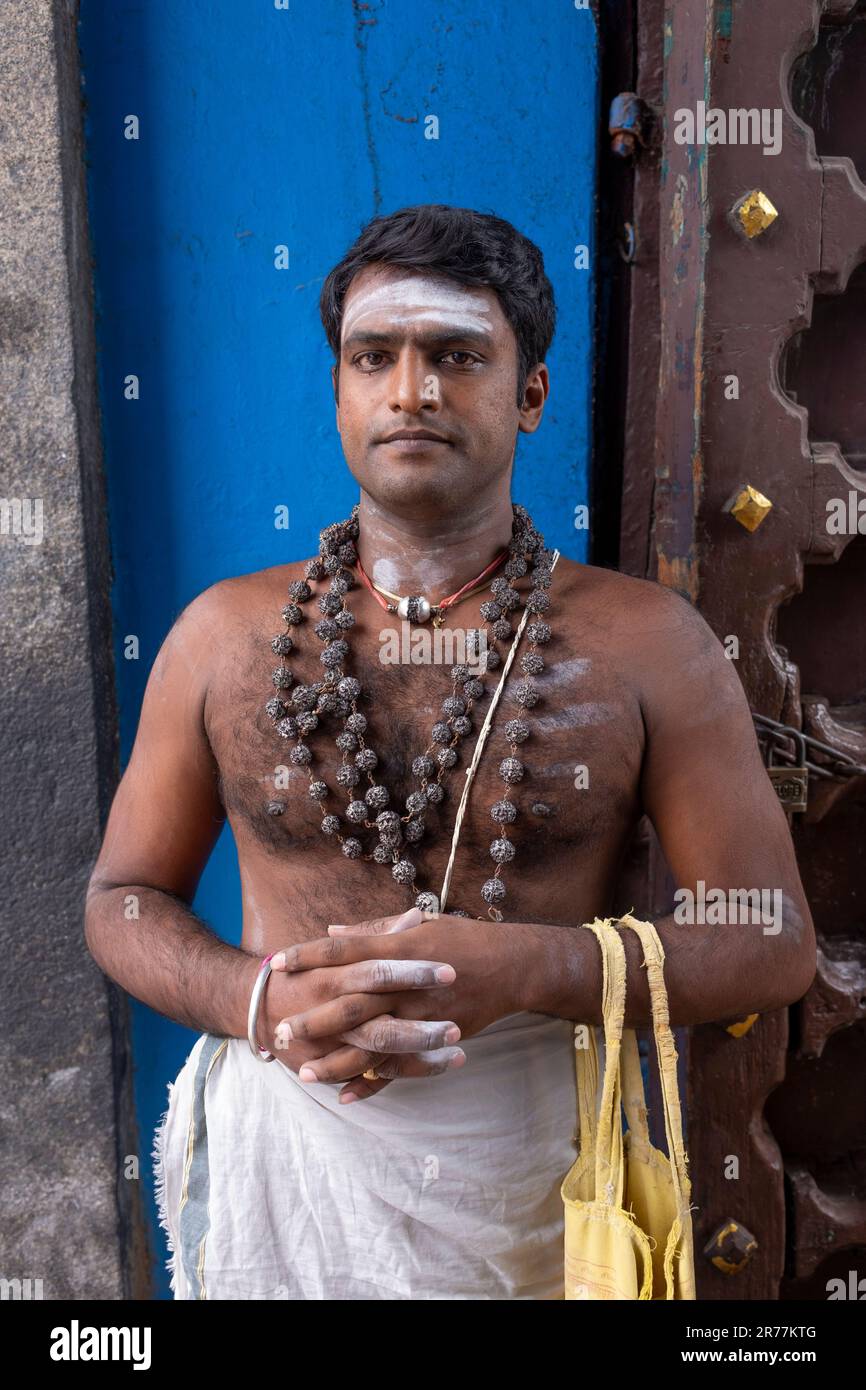 Hindu pilgrim arrives to worship at Mylporee Kapaliswara temple