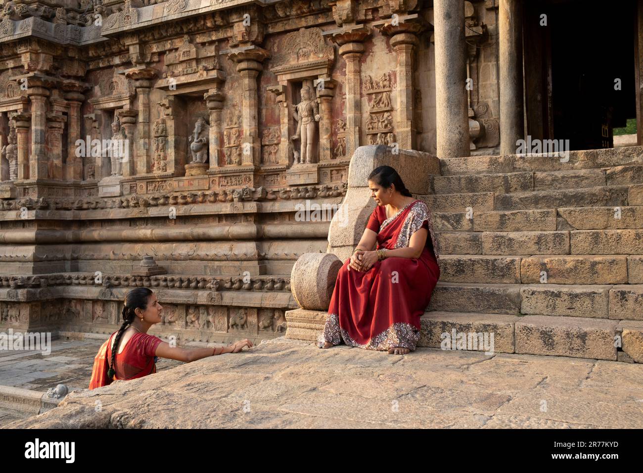 Pusari Worshipers in traditional sari visit Airavateshwara Hindu Temple ...