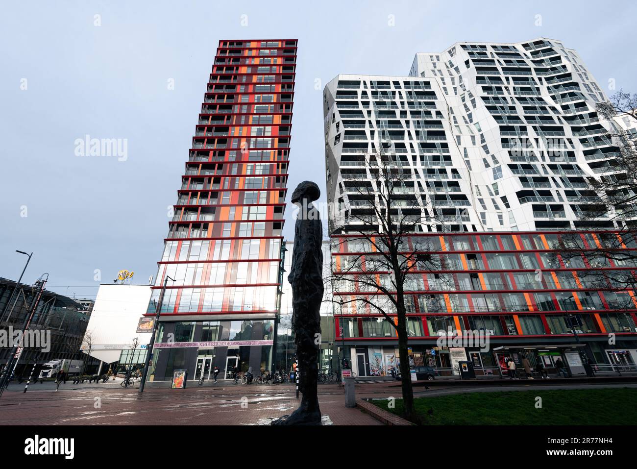 Ongebroken Verzet - Hubert van Lith statue in front fo modern architecture of Rotterdam, Netherlands Stock Photo