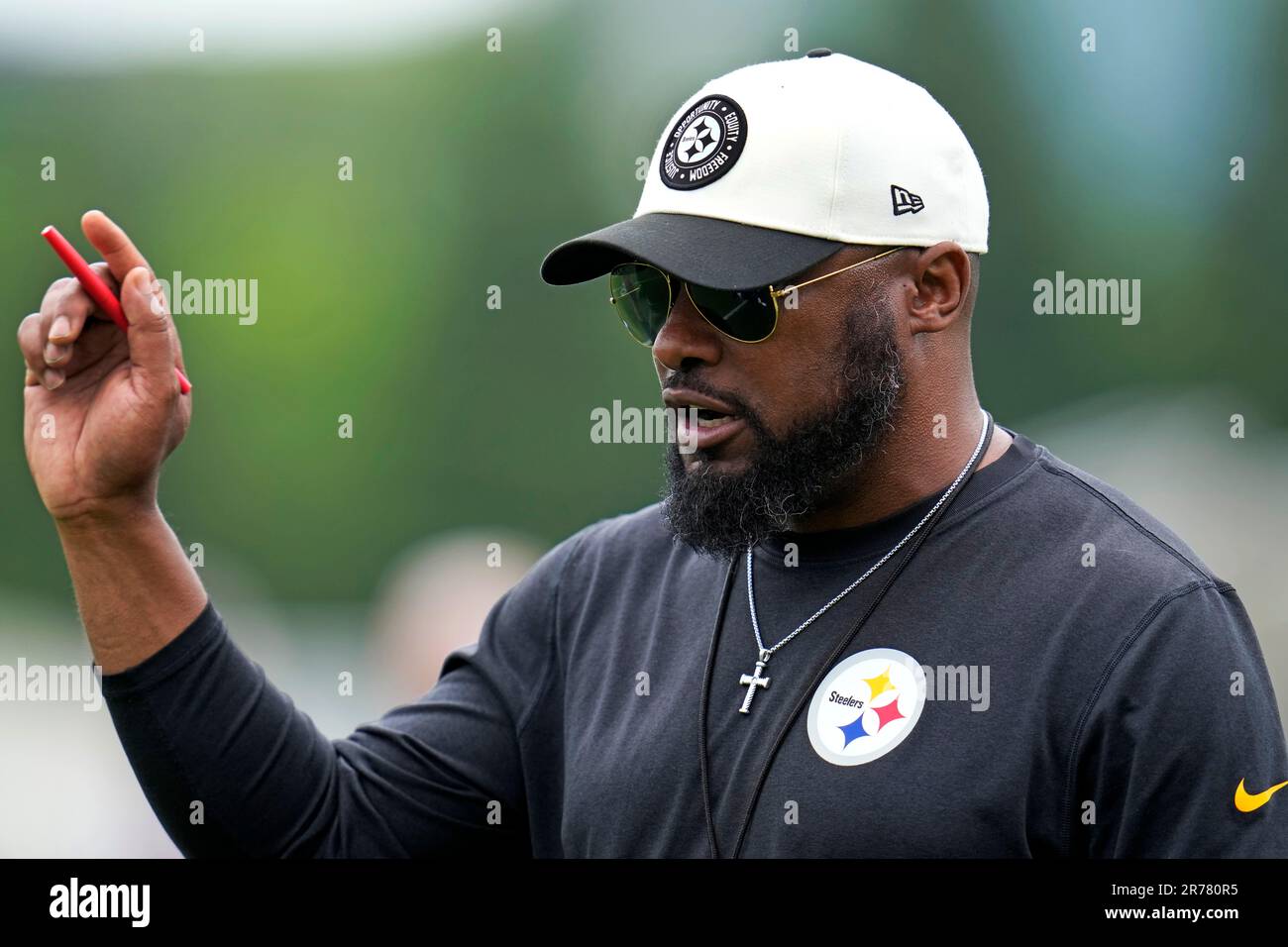 Pittsburgh Steelers coach Mike Tomlin gives instruction during the