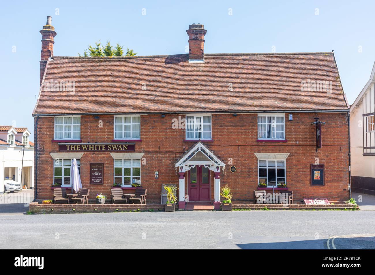 The White Swan Pub, London Road, Halesworth, Suffolk, England, United Kingdom Stock Photo
