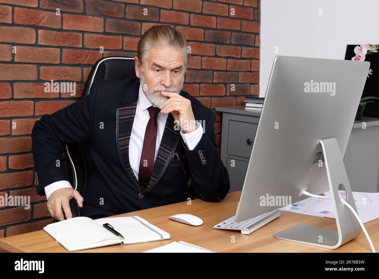 Senior boss working paper hi-res stock photography and images - Alamy