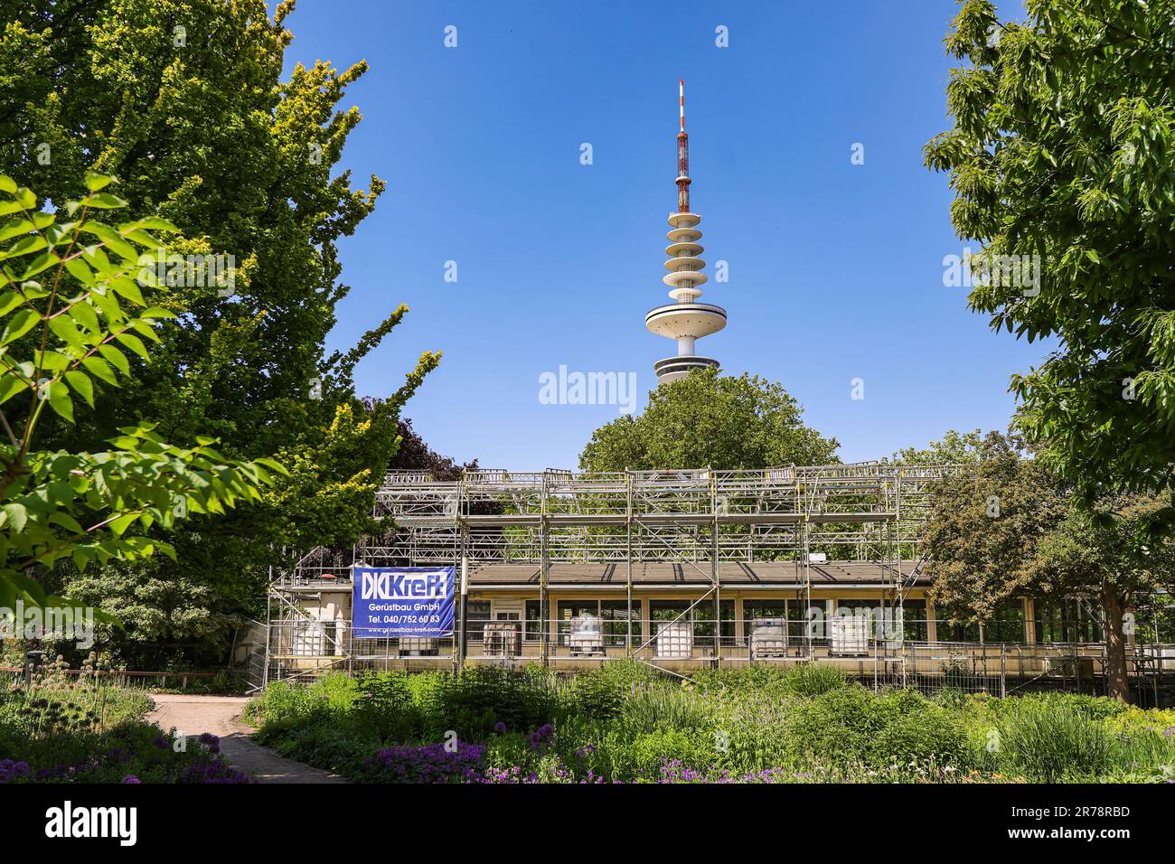 Hamburg, Germany. 12th June, 2023. View of the Café Seeterrassen in the Planten un Blomen park in Hamburg. The traditional pub with four event rooms and a 2,000 m² terrace as well as gastronomy has been empty since 2020. The planned demolition of the café, built in 1953 according to plans by Hamburg architect Ferdinand Streb for the International Garden Exhibition, was prevented by a petition. Now the district of Hamburg-Mitte has bought the Café Seeterrassen. Credit: Ulrich Perrey/dpa/Alamy Live News Stock Photo