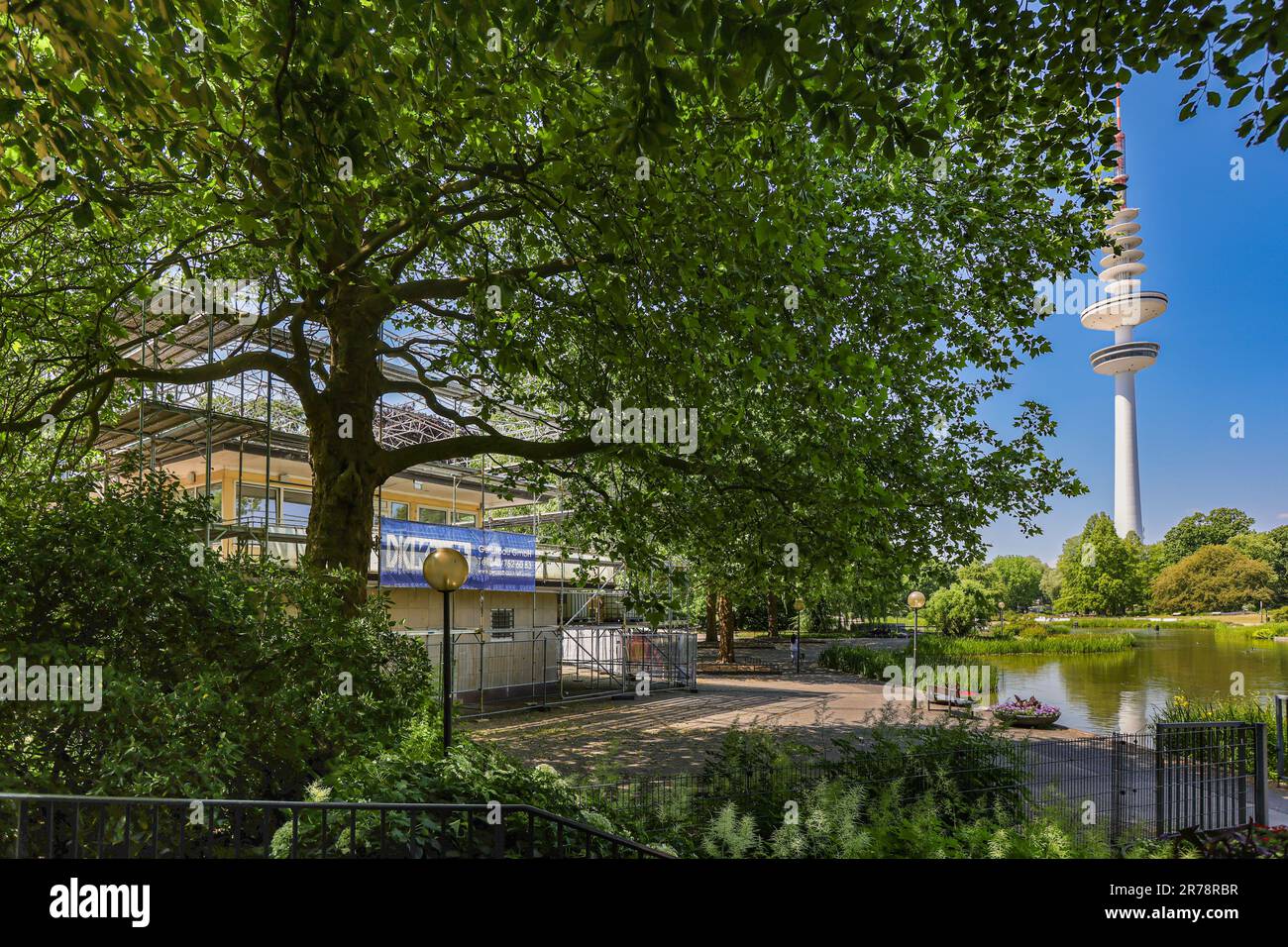 Hamburg, Germany. 12th June, 2023. View of the Café Seeterrassen in the Planten un Blomen park in Hamburg. The traditional pub with four event rooms and a 2,000 m² terrace as well as gastronomy has been empty since 2020. The planned demolition of the café, built in 1953 according to plans by Hamburg architect Ferdinand Streb for the International Garden Exhibition, was prevented by a petition. Now the district of Hamburg-Mitte has bought the Café Seeterrassen. Credit: Ulrich Perrey/dpa/Alamy Live News Stock Photo