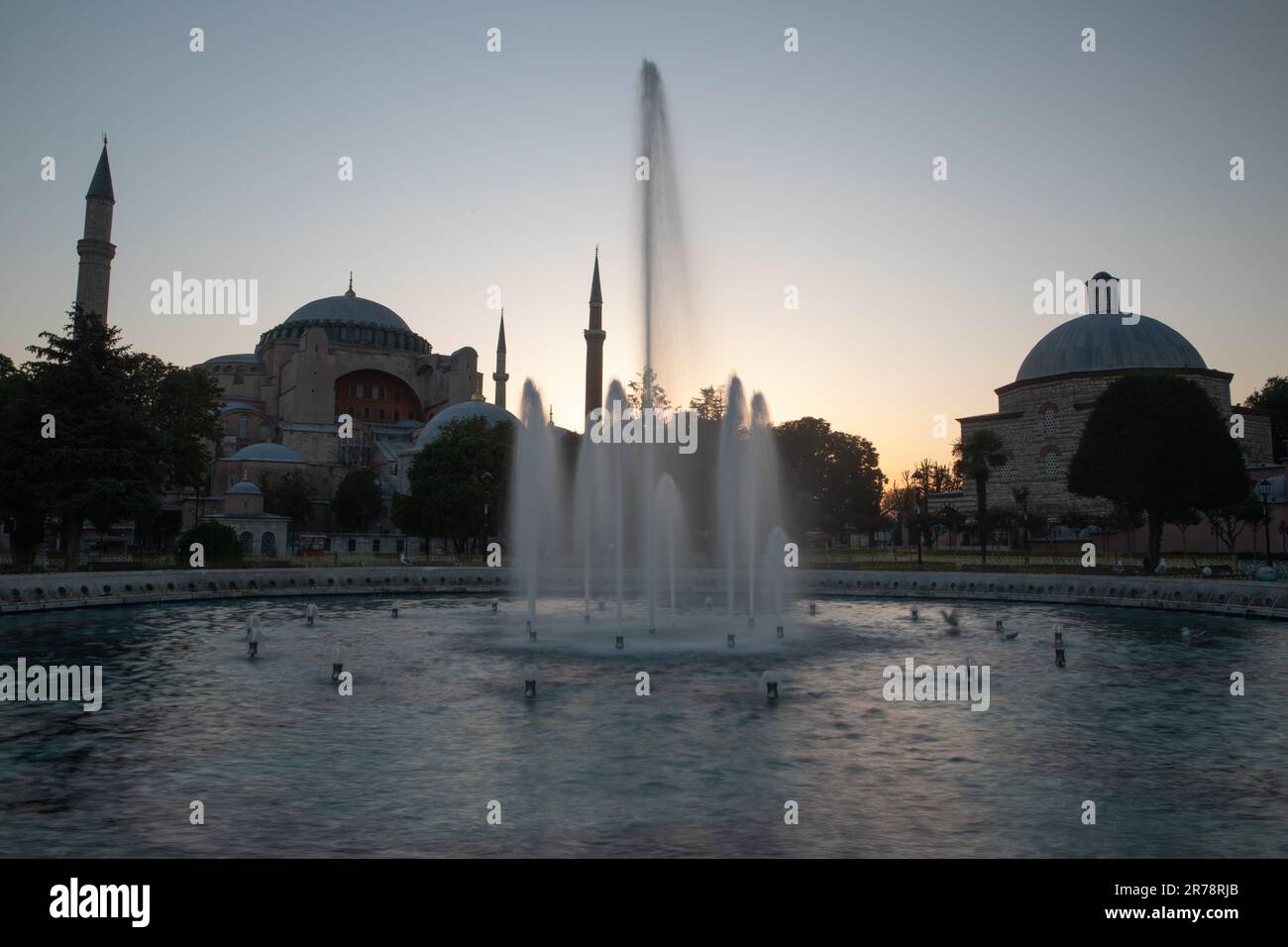 Blue mosque fountain landmarks istanbul hi-res stock photography and ...