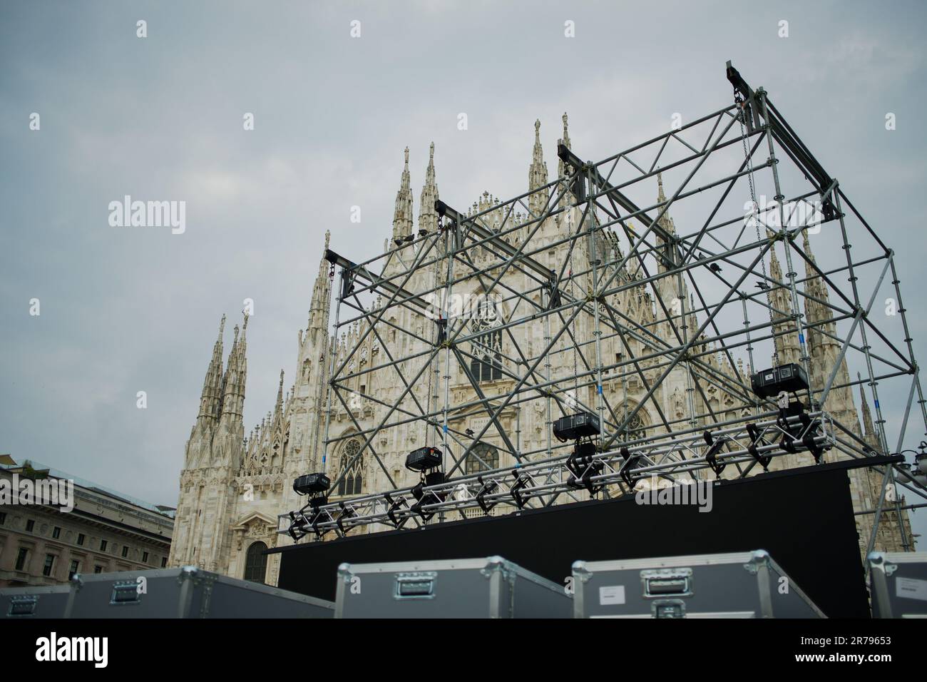 Milano, Italy. 13th June, 2023. The preparations for the installation of the maxi screen in front of the cathedral, where the images of the state ceremony will be projected, for Silvio Berlusconi. Preparations for the state funeral of Silvio Berlusconi, who died on June 12 at the San Raffaele hospital at the age of 86. (Photo by Marco Cordone/SOPA Images/Sipa USA) Credit: Sipa USA/Alamy Live News Stock Photo