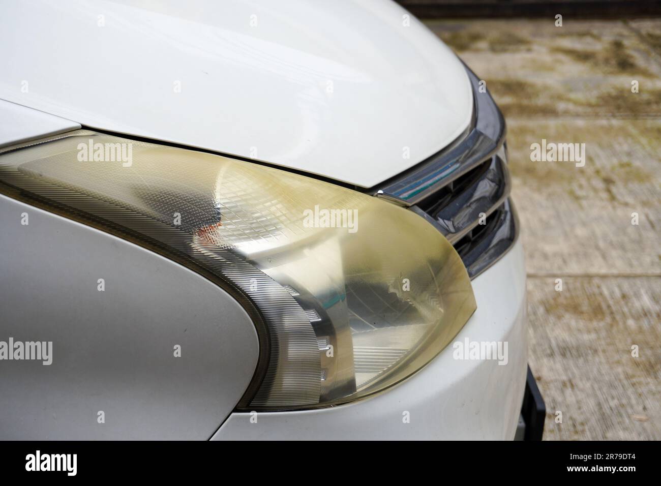 Yellowed headlights hires stock photography and images Alamy