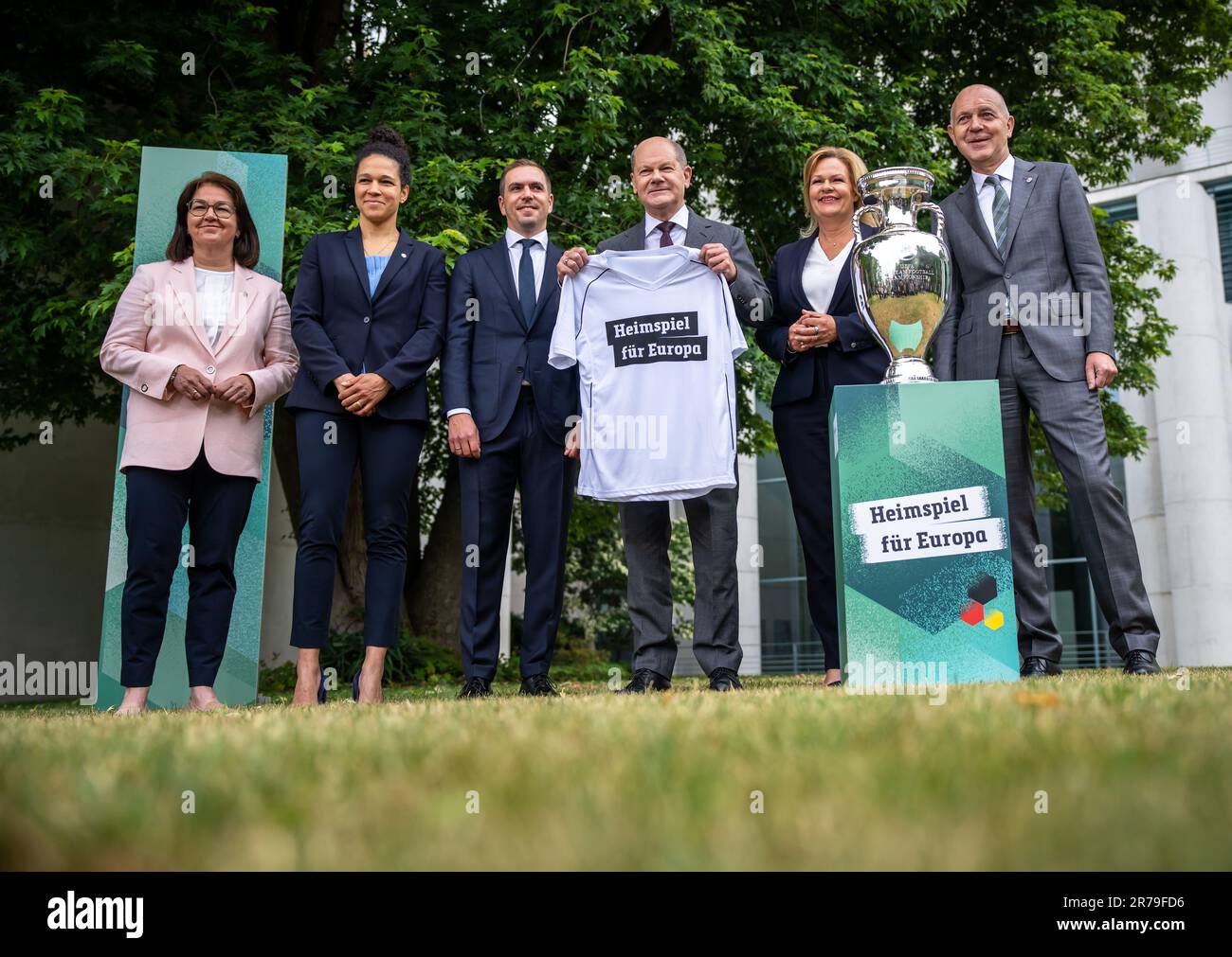 Berlin, Germany. 14th June, 2023. Soccer, European Championship: Heike Ullrich (l-r), Secretary General of the German Football Association (DFB), Celia Sasic, DFB Integration Ambassador, Philipp Lahm, Tournament Director, German Chancellor Olaf Scholz (SPD), Nancy Faeser (SPD), Federal Minister of the Interior, and Bernd Neuendorf, President of the DFB, stand together in the garden of the Chancellor's Office. One year before the start of the 2024 European Championship in Germany, the DFB provides information on the status of preparations. Credit: Michael Kappeler/dpa/Alamy Live News Stock Photo