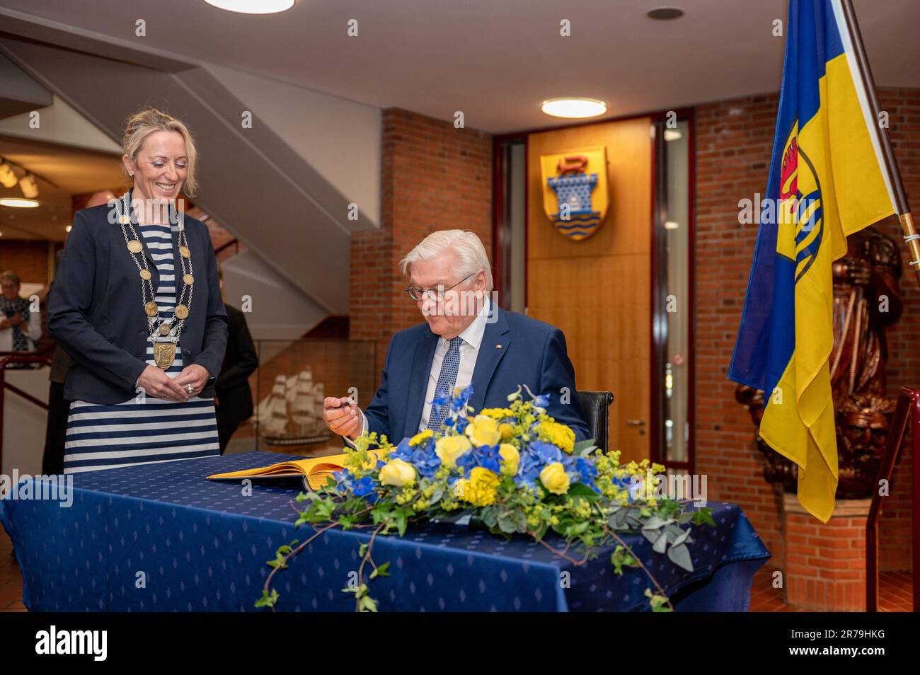 Eckernförde, Deutschland, 13. Juni 2023, Bundespräsident Frank-Walter Steinmeier verlegt seinen Amtssitz für 3 Tage nach Eckernförde. Im Rathaus trägt Stock Photo