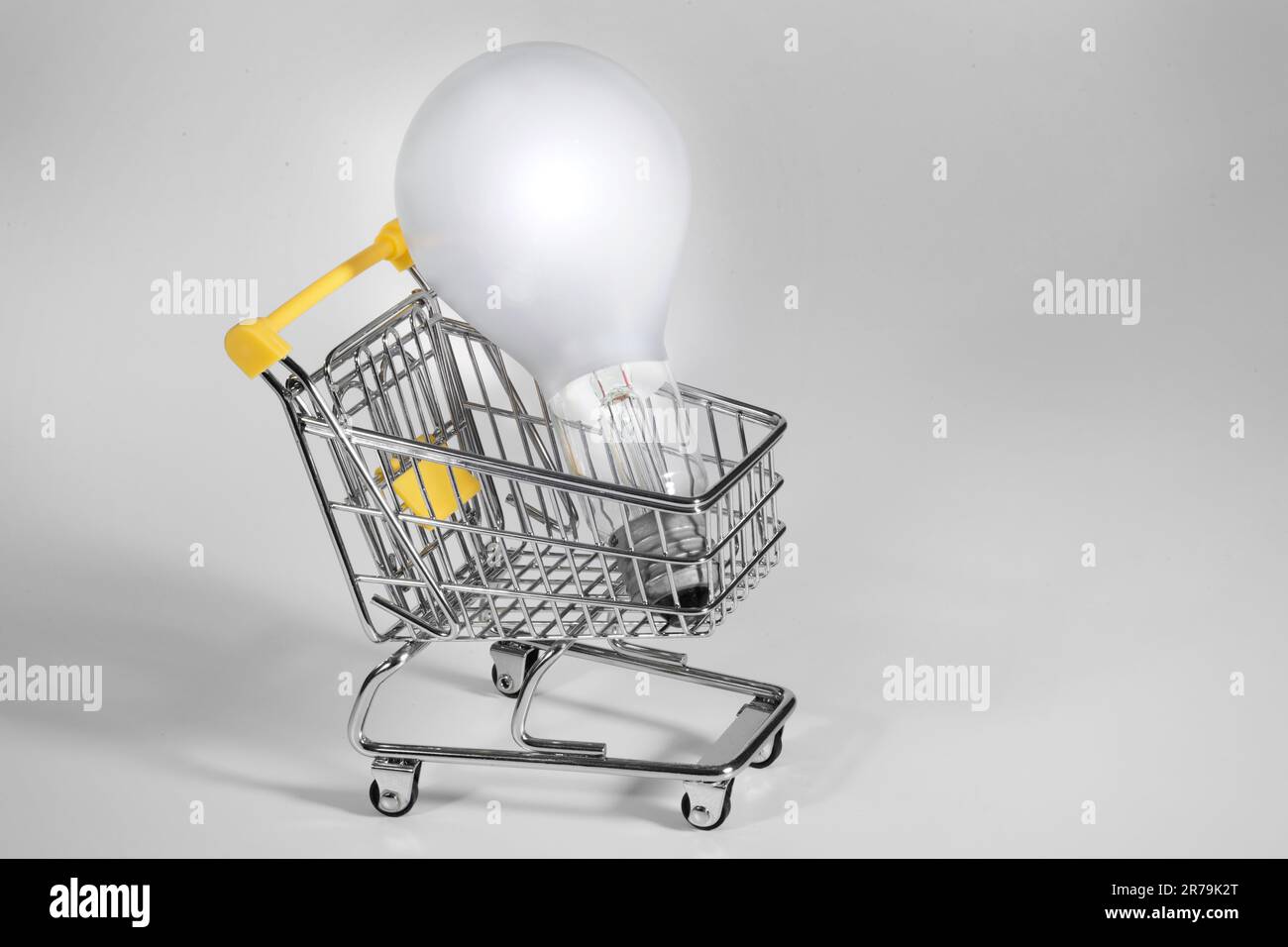 Shopping cart light bulb saving hi-res stock photography and images - Alamy