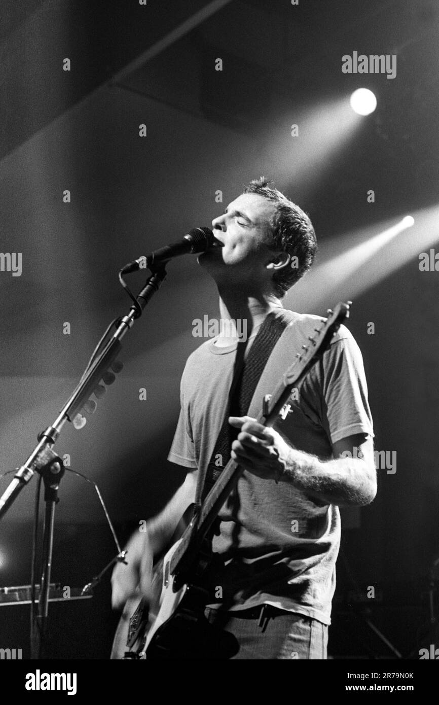 Fran Healy of Travis playing on The Man Who Tour at the Great Hall at Cardiff University on 17 October 1999. Photograph: Rob Watkins Stock Photo