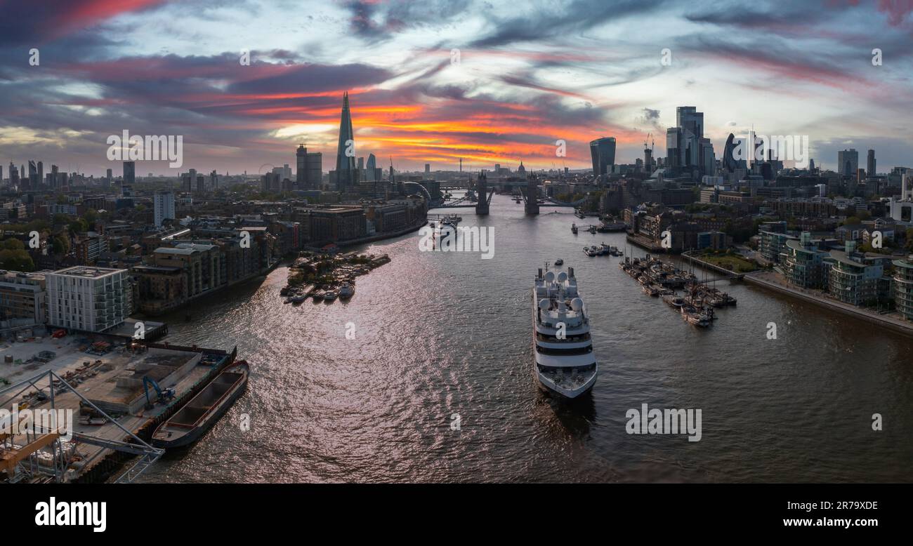Ship going through tower bridge hi-res stock photography and images - Alamy