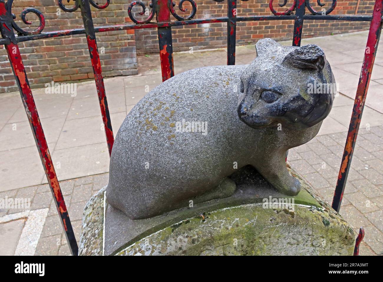 Whittington Stone 1821, on 53 Highgate Hill, Archway -  with statue of Dick Whittington's cat, Islington,  London , N19 5DS Stock Photo