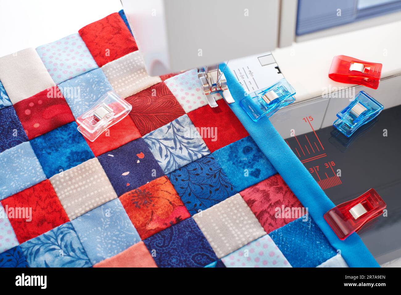 Making of quilt binding by dint of sewing quilting clips by using