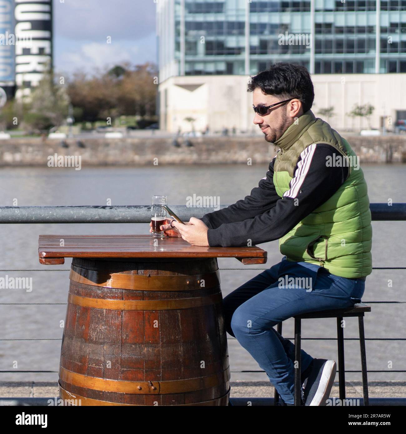 Man alone at bar hi-res stock photography and images - Alamy