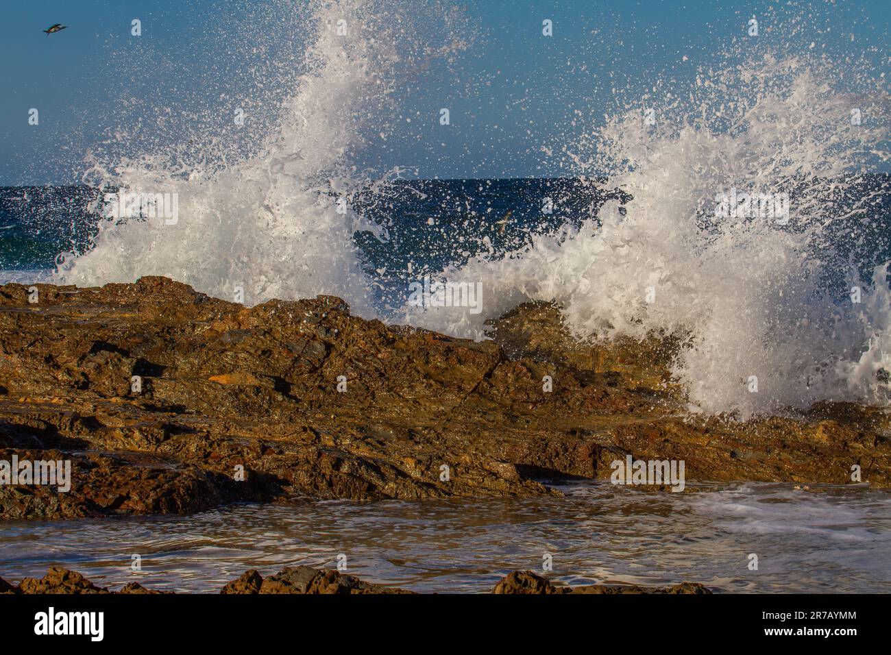 Waves crashing onto shore australia hi-res stock photography and images ...