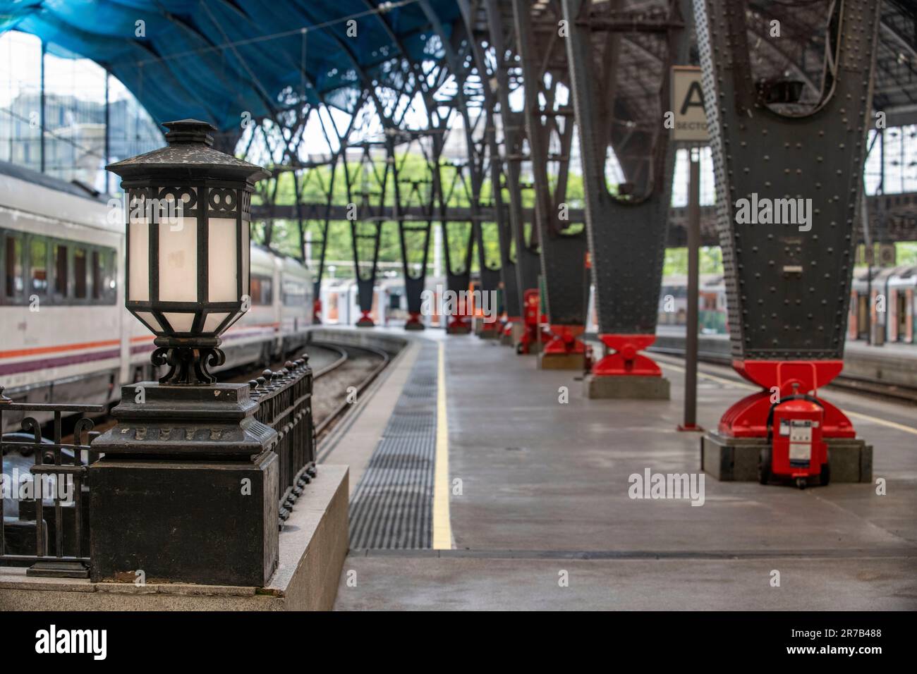 modernism-barcelona-france-train-station-a-wide-angle-interior-view
