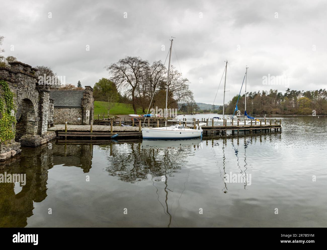 Jetty and boats on Lake Windermere, Lake District, England Stock Photo