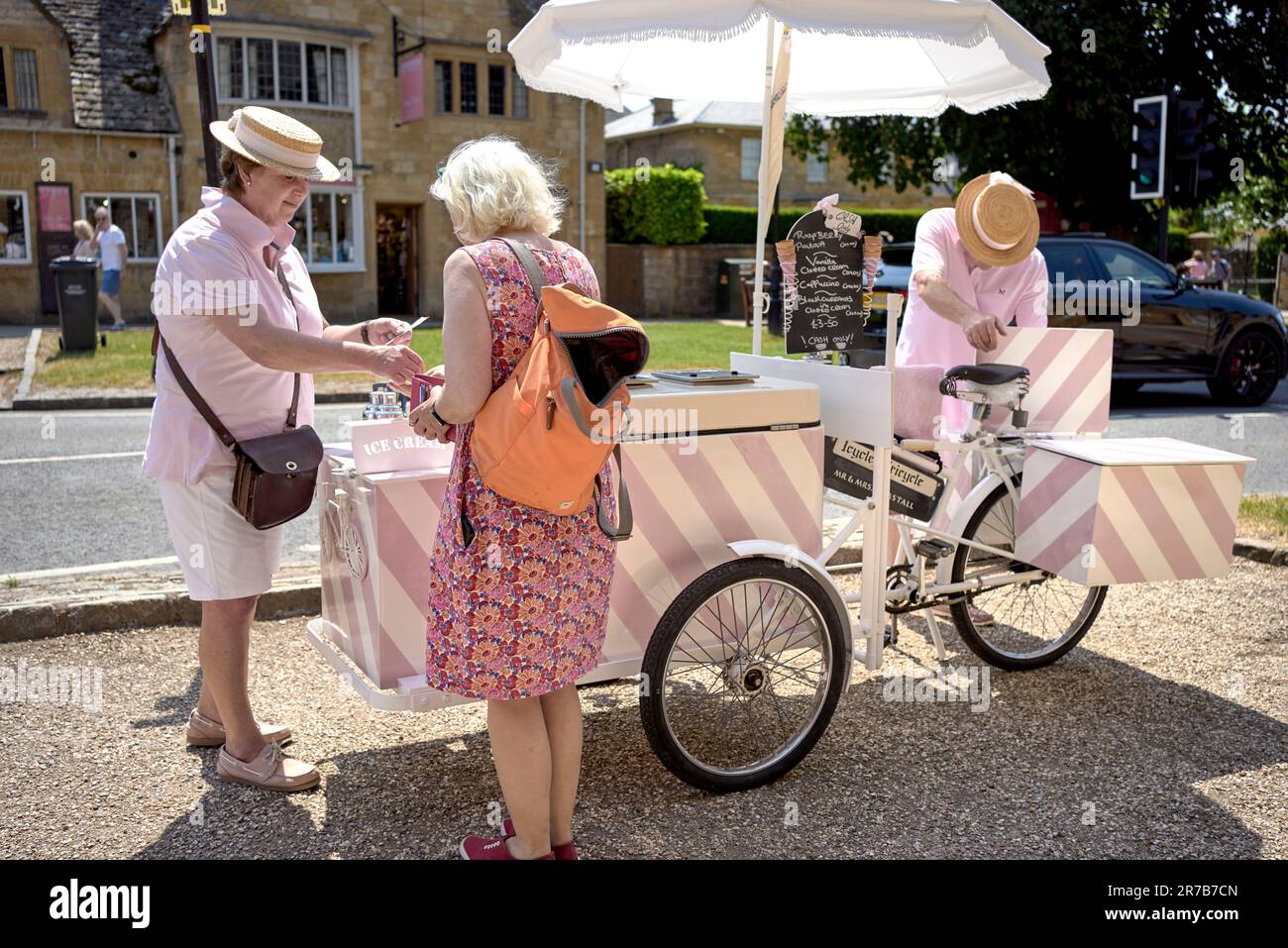 Ice cream vendor UK. Vintage style traditional English ice cream bicycle cart and vendors selling ice cream. England. UK Stock Photo