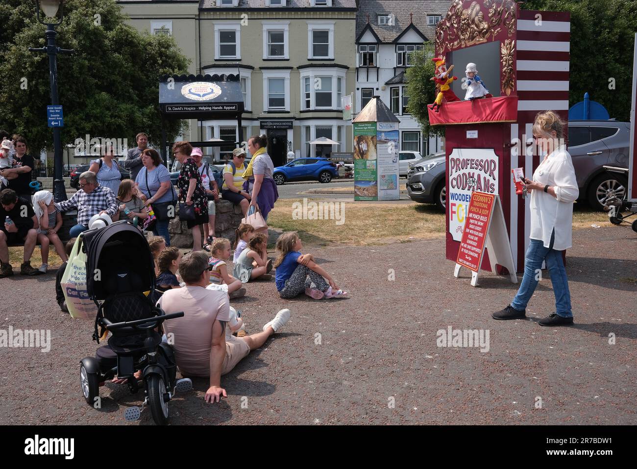 Children watching Professor Codman's traditional Punch and Judy show on Llandudno promenade. Wales, Britain, Uk holiday entertainment Stock Photo