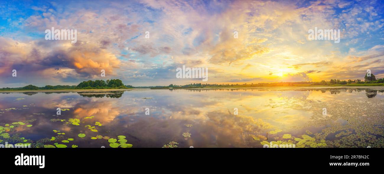 Dawn sun golden sky hi-res stock photography and images - Alamy