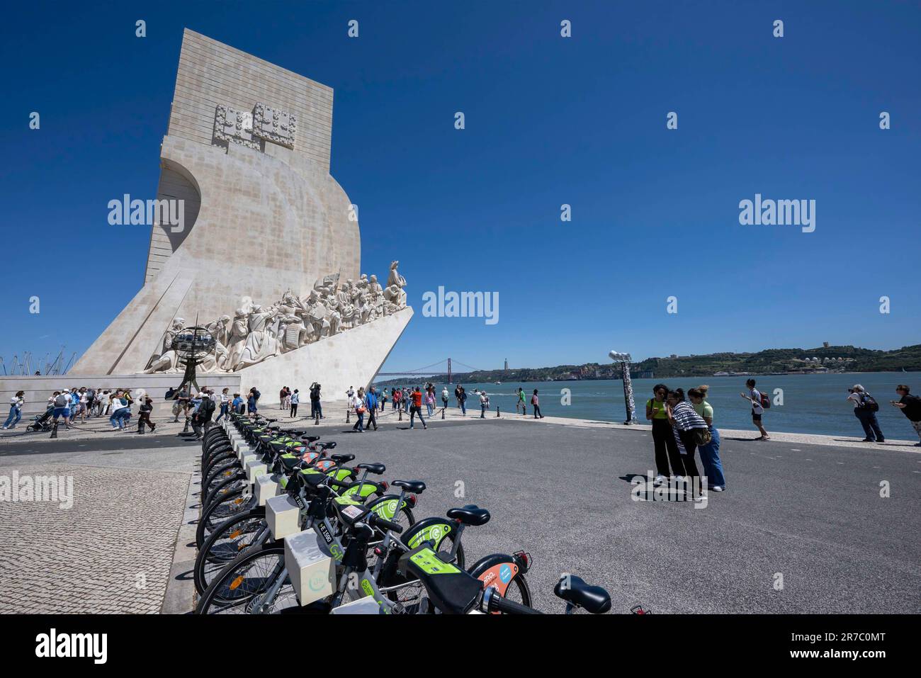 General view of the Monument to the Discoveries in the vicinity of the Rio Tejo promenade. The monument is a gigantic structure built in 1960 on the banks of the Tejo River in Belém, Lisbon, to commemorate the 500th anniversary of the death of Henry the Navigator and also to honor the memory of all those who were involved in the progress of the Age of Discoveries. Author of the work were the architect José Ângelo Cottinelli Telmo and the sculptor Leopoldo de Almeida, who were responsible for the sculptures. (Photo by Jorge Castellanos/SOPA Images/Sipa USA) Stock Photo