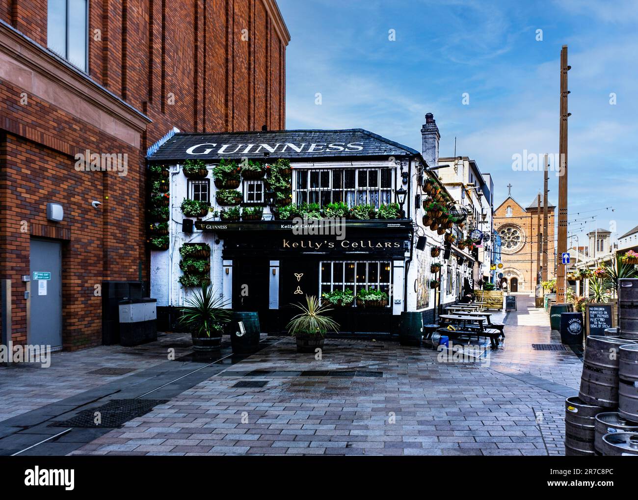 Kelly’s Cellars, Belfast oldest pub describes itself as a bar not a restaurant. Built in 1720 the bar is a  venue for local music and musicians. Stock Photo