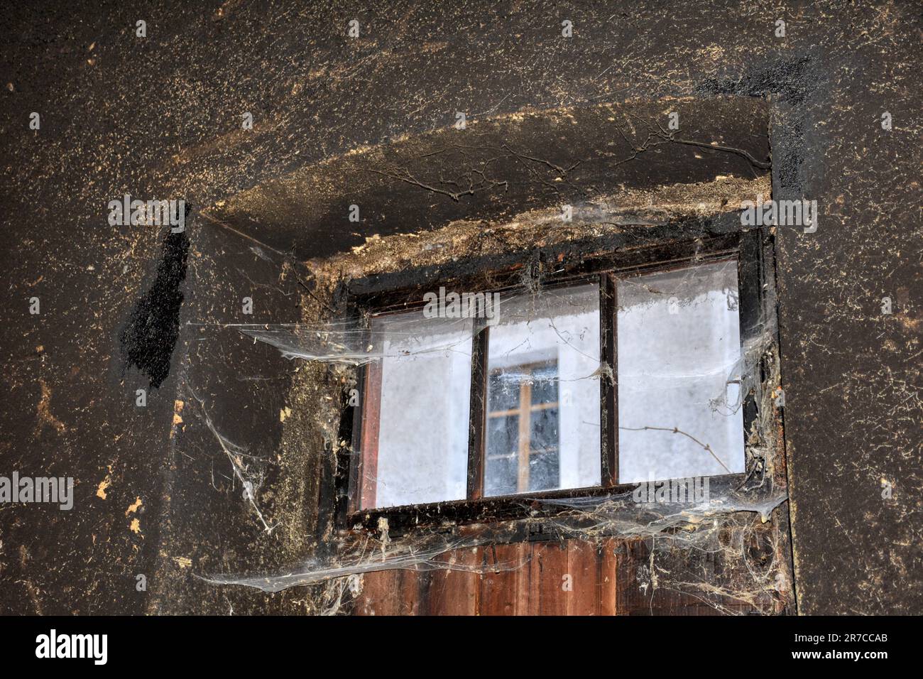 Keller, Räucherkammer, ausgebrannt, Feuer, schwarz, Ruß, verrußt, Treppe, verkohlt, Lost Place, vergessen, Vergangenheit, Fenster, Gitter, Vergittert, Stock Photo