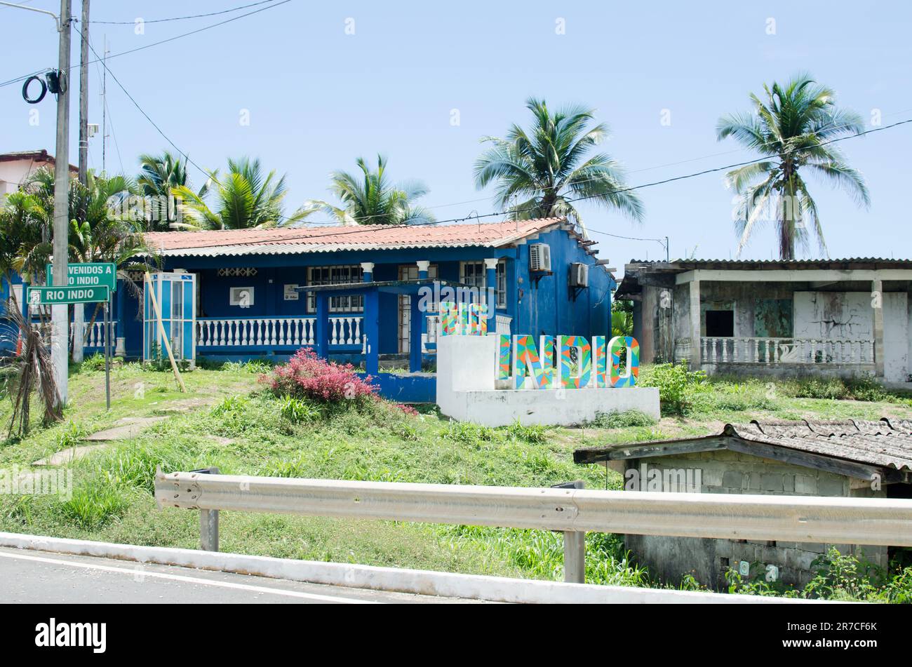 A sign welcomes visitors to the town of Río Indio in Colon, located where the Río Indio meets the Caribbean Sea Stock Photo