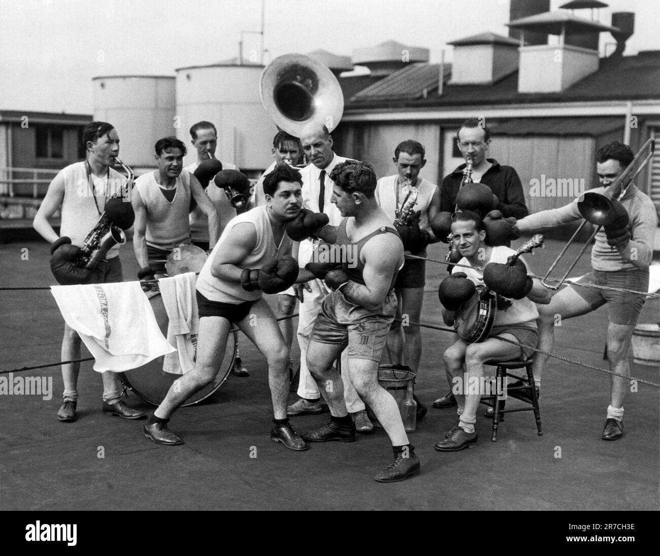 Los Angeles, California, May 26, 1927. Sid Marks, former Canadian  lightweight boxing champion turned musician, instructs members of his  orchestra in the gentle art of box-fighting Stock Photo - Alamy