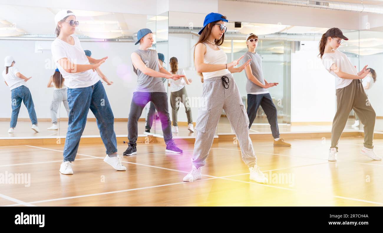 Teenagers training hip hop in dance studio Stock Photo - Alamy