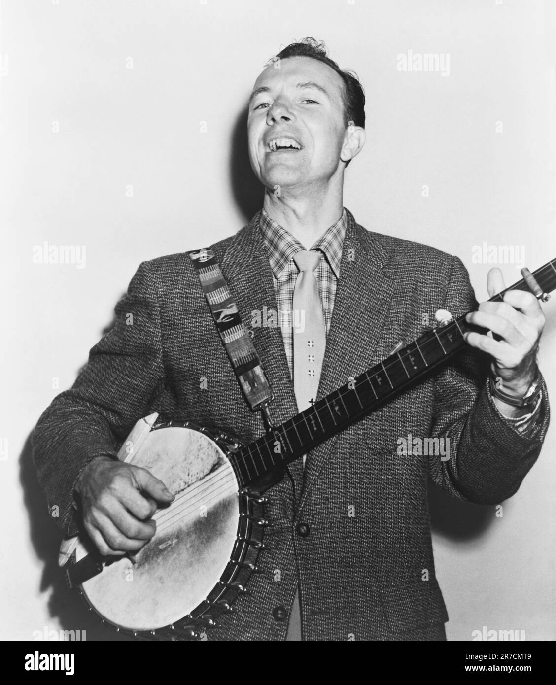 United States:  1955 Musician, folk singer, and activist Pete Seeger playing his banjo. Stock Photo