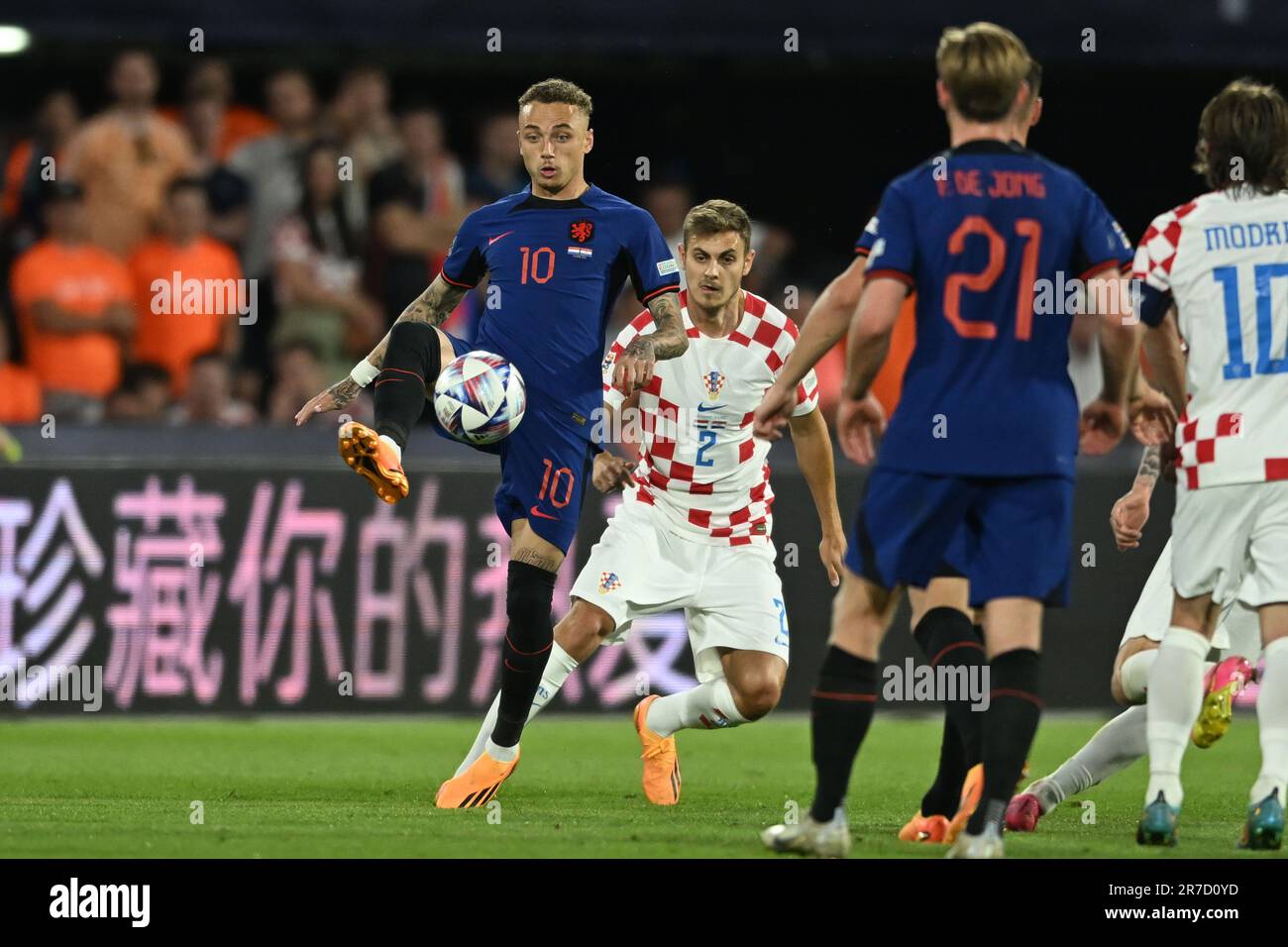 Anderlecht's Kristoffer Olsson and Club's Noa Lang fight for the ball  during a soccer match between RSC Anderlecht and Club Brugge KV, Sunday 03  Octob Stock Photo - Alamy