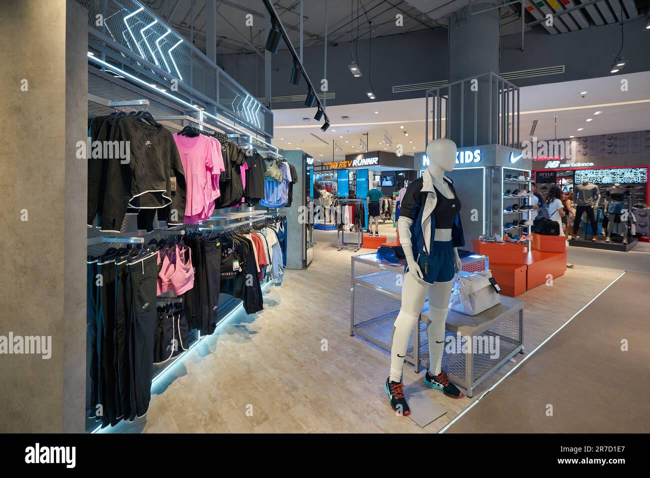 Expansión Viva milagro BANGKOK, THAILAND - CIRCA JANUARY, 2020: Nike products displayed at Siam  Paragon shopping mall in Bangkok Stock Photo - Alamy