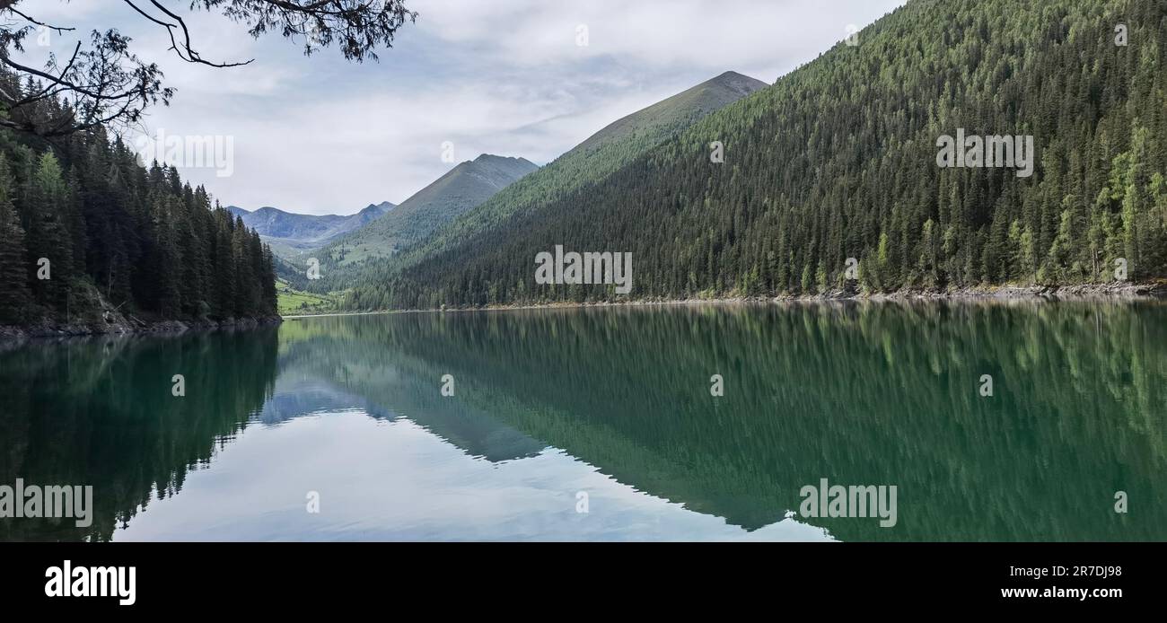 Mountain lake reflection peaks hi-res stock photography and images - Alamy