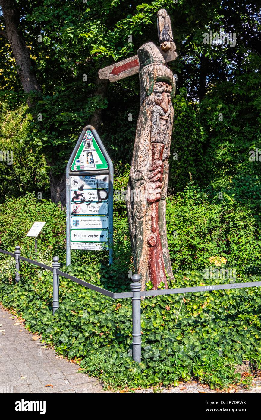 Wooden Fairy Tale sculpture at entrance of Von der Schulenburg Park, Drosselbartstraße 6,Neukölln, Berlin Stock Photo