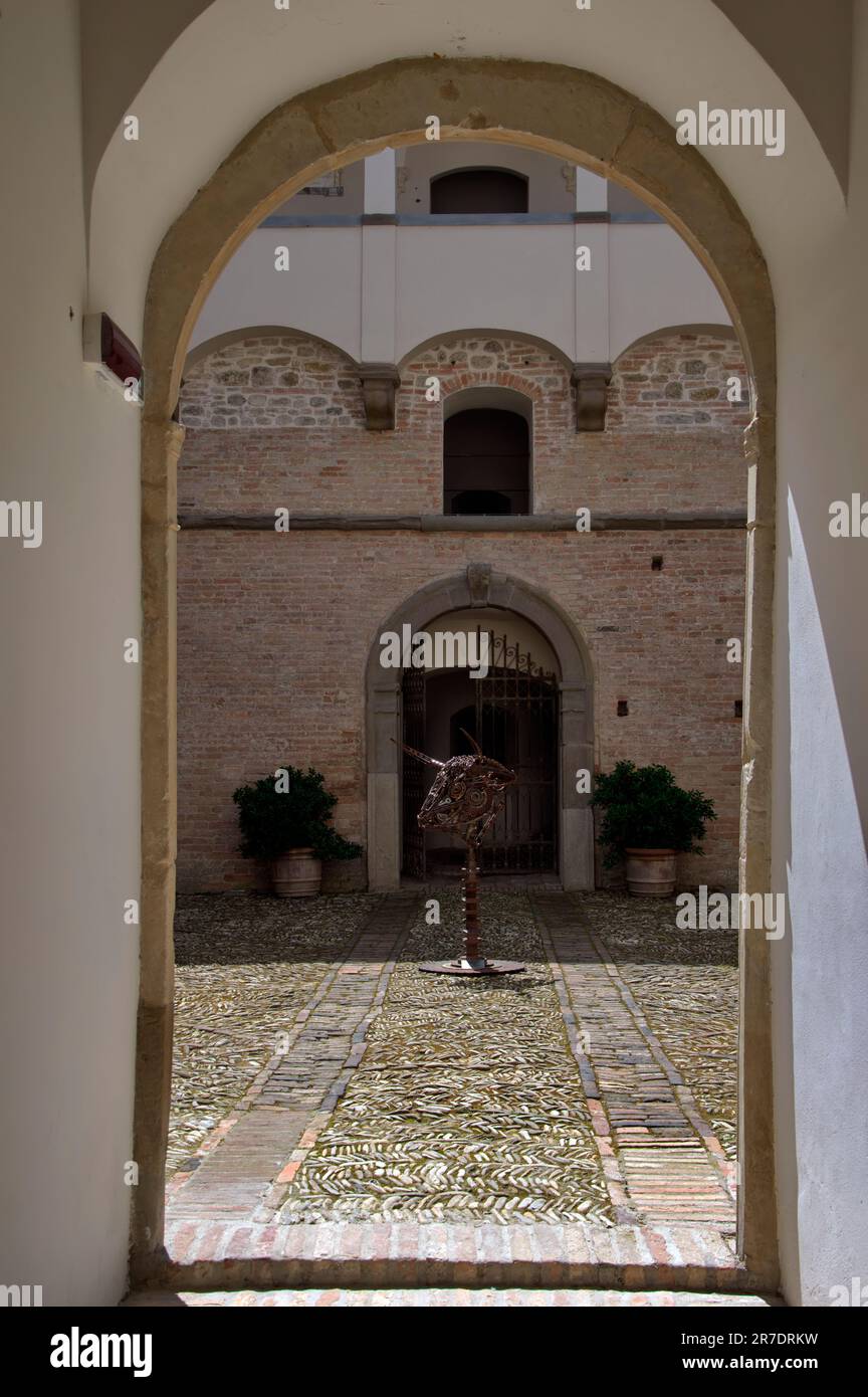 the central courtyard of the Rocca di Sassocorvaro seen through the arch Stock Photo