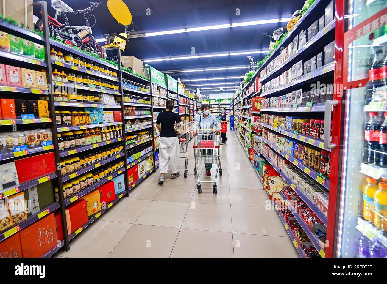 Extreme armoede mechanisme Ziek persoon QINGZHOU, CHINA - JUNE 9, 2023 - Customers shop at a supermarket in  Qingzhou, East China's Shandong province, June 9, 2023. On June 15, 2023,  the National Bureau of Statistics released data,
