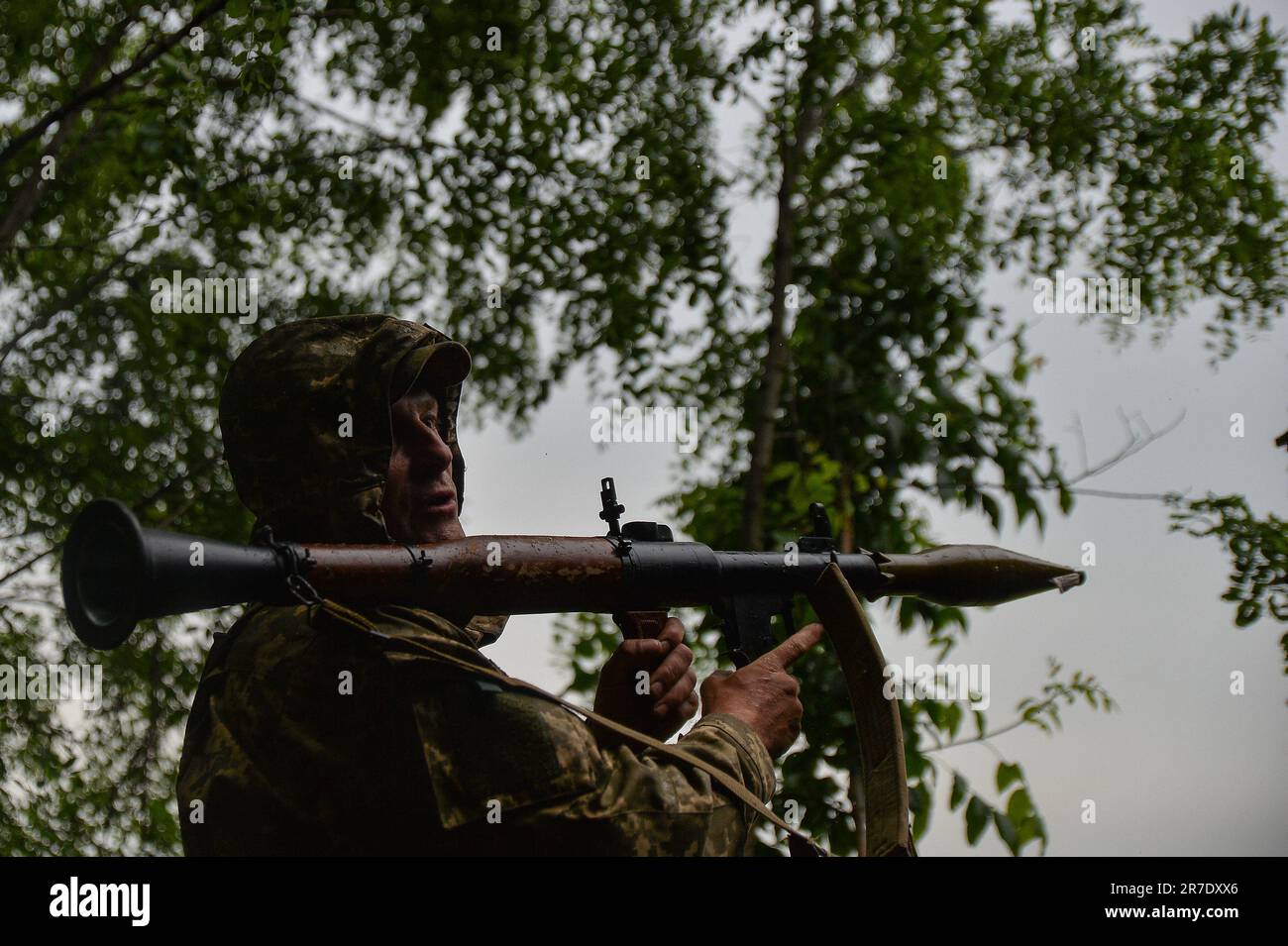 Kyiv, Kharkiv, Ukraine. 15th June, 2023. A Ukrainian soldier holds an RPG pointed at the Russian lines in the Kharkiv region. (Credit Image: © Madeleine Kelly/ZUMA Press Wire) EDITORIAL USAGE ONLY! Not for Commercial USAGE! Stock Photo