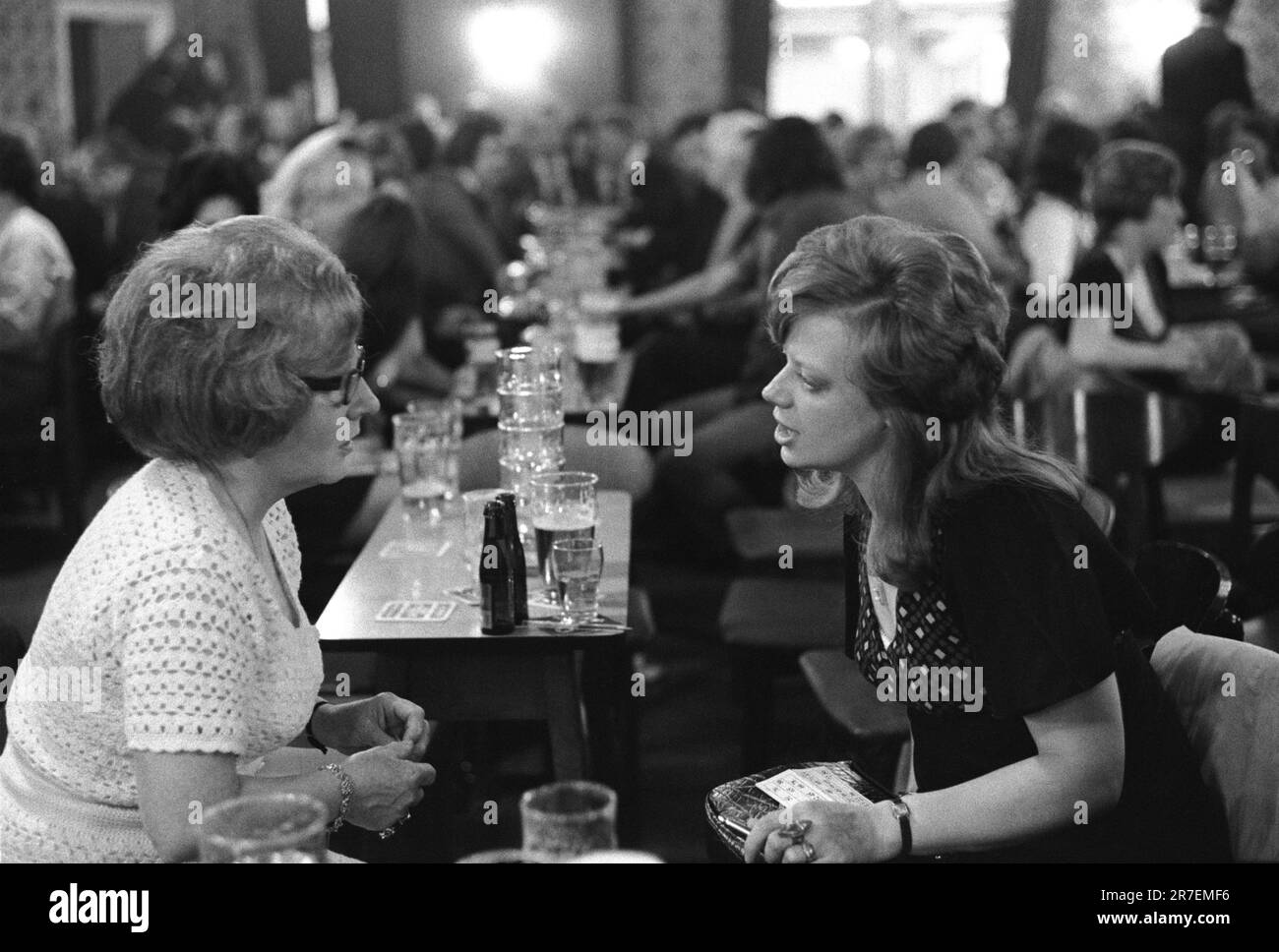 women-beer-1970-hi-res-stock-photography-and-images-alamy