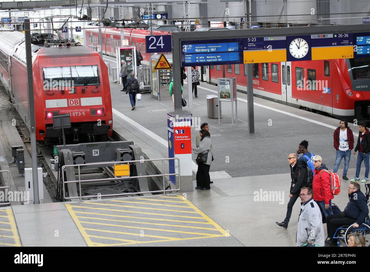 Munich Hbf Arrive And Depart Pulsating Life In The Station Munich munich-hbf-arrive-and-depart-pulsating-life-in-the-station-munich