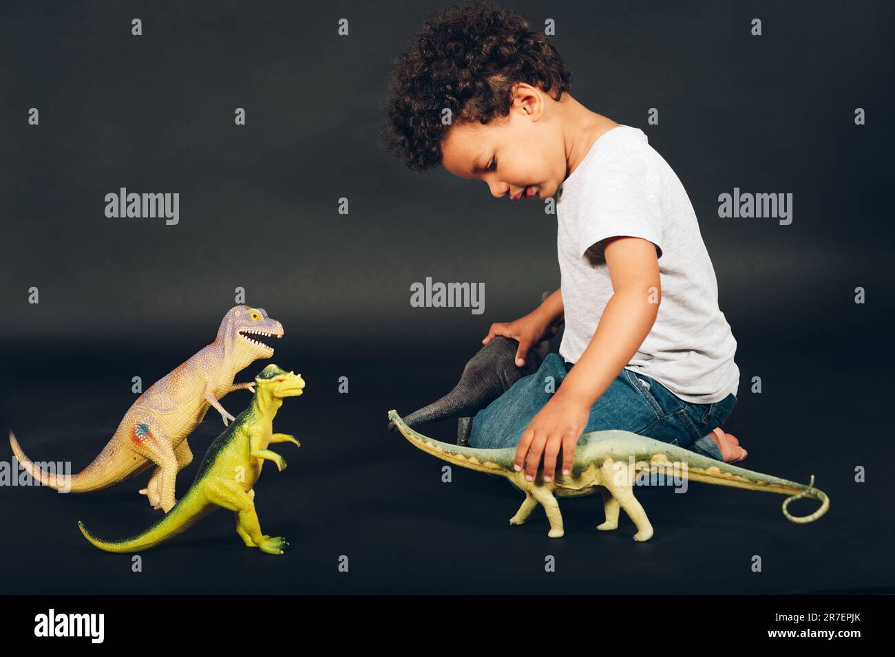 Deux figurines de dinosaure stylisées décorent un gâteau sucré Photo Stock  - Alamy