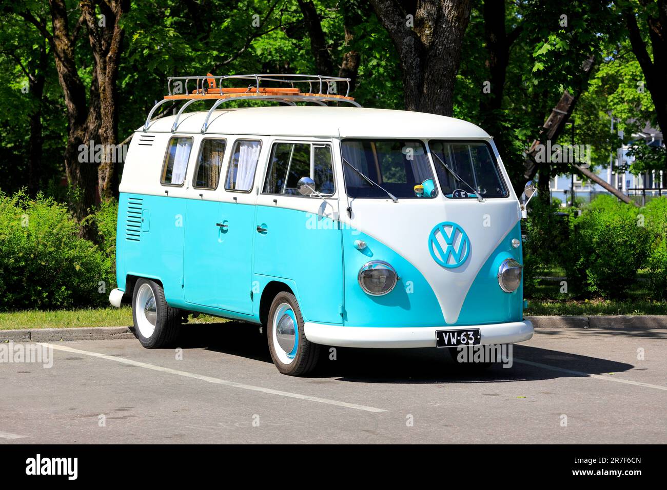 Blue vw t2 hi-res stock photography and images - Alamy