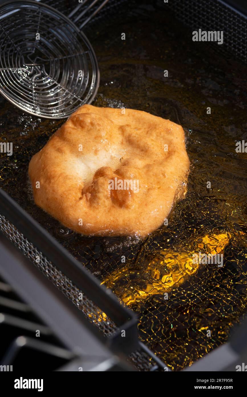 Friteuse avec de l'huile bouillante, gros plan Photo Stock - Alamy