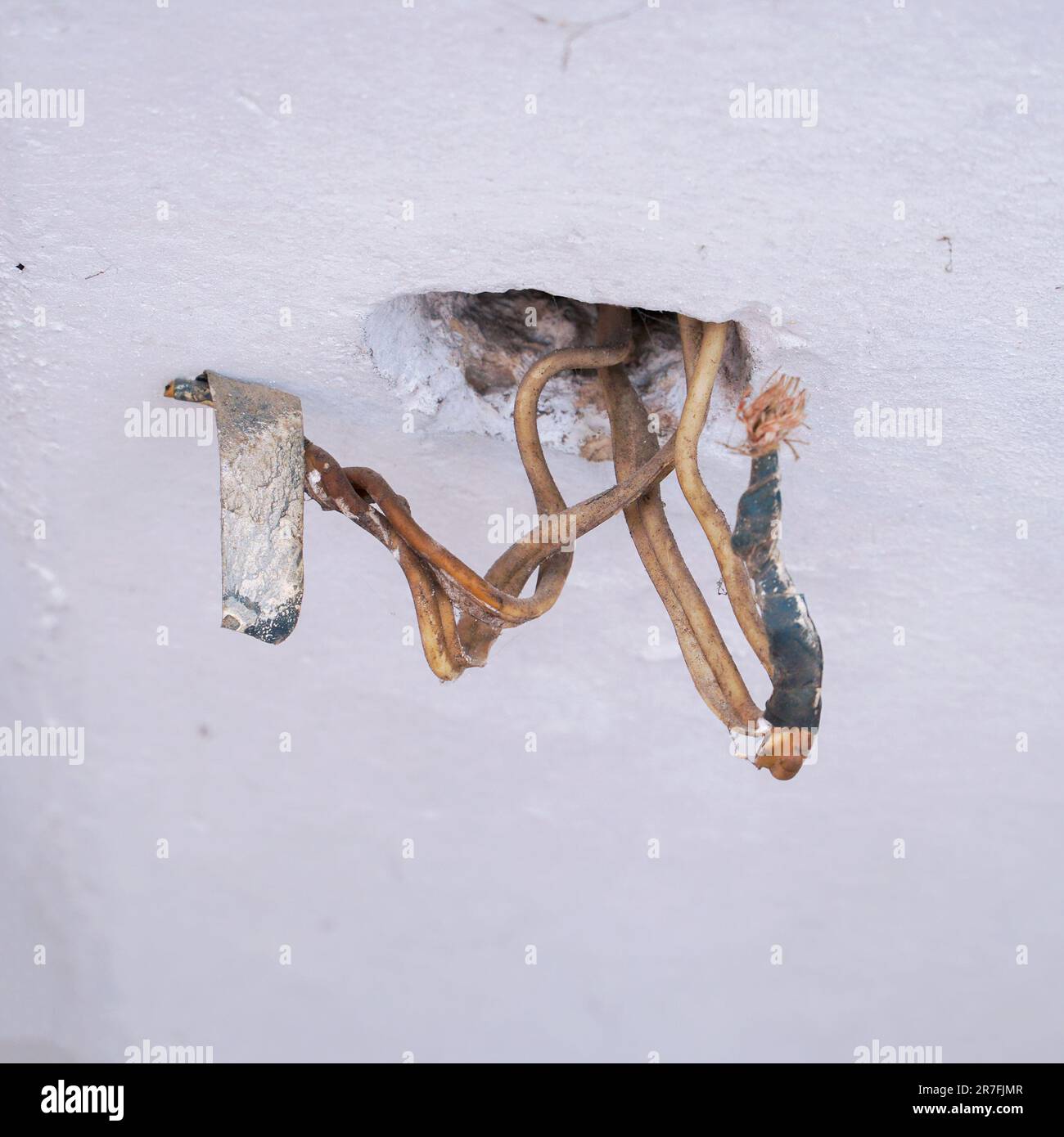 Open bad dangerous electrical wiring Stock Photo - Alamy