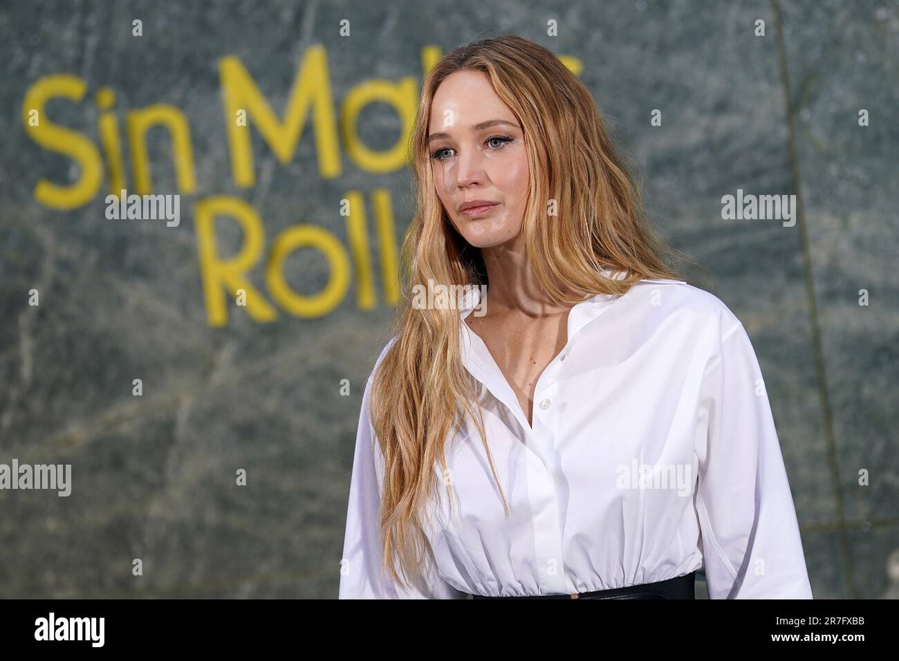 Jennifer Lawrence cradles baby bump in black gown at 'Bread \u0026 Roses'  premiere - ABC News, image size:1300x956