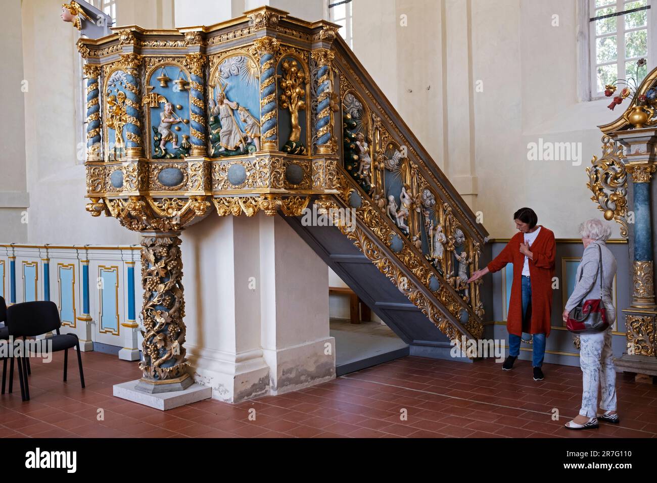 The guide explains the meaning of woodcarvings, the greatest ensemble