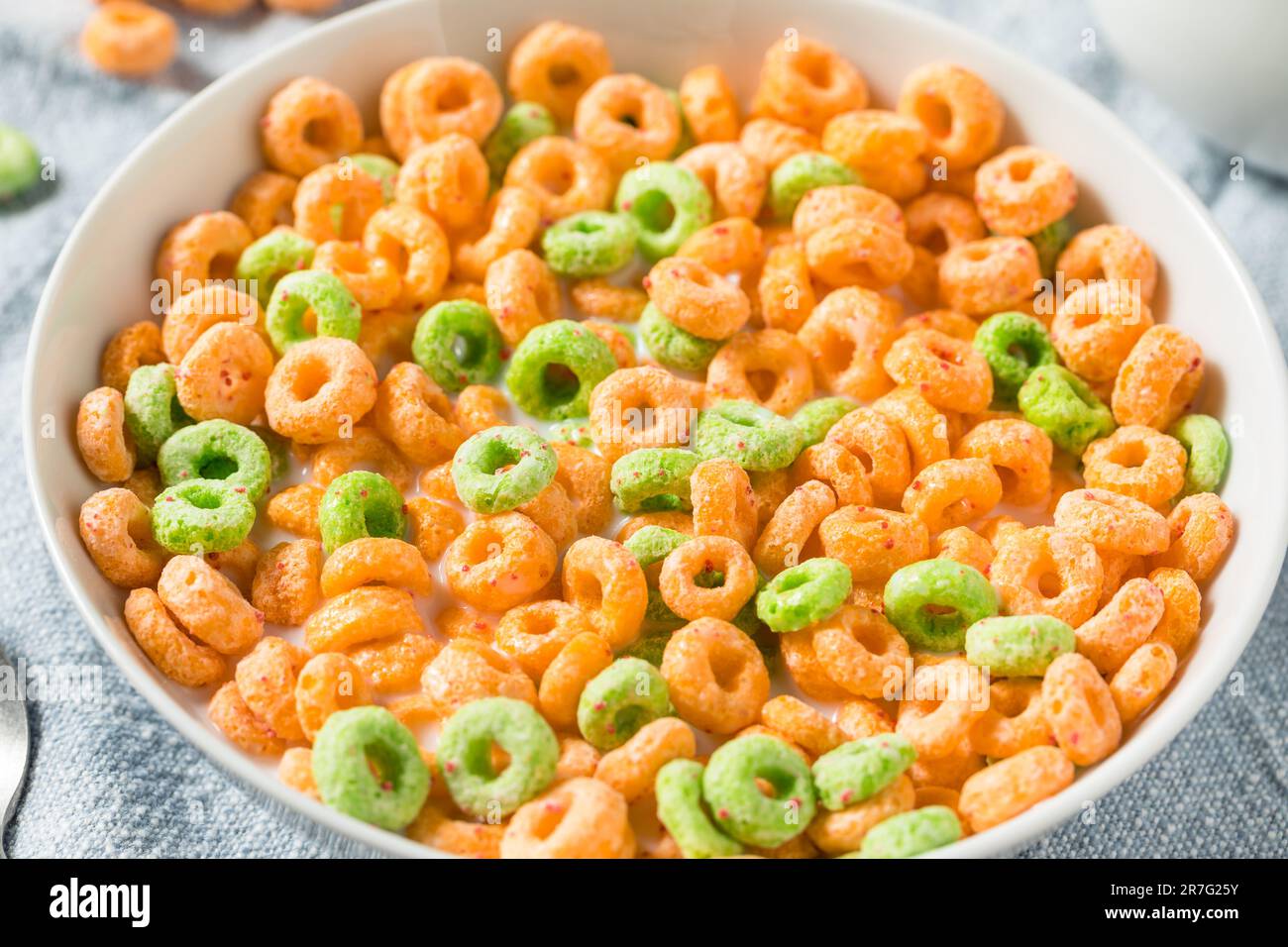 Healthy Apple Cinnamon Breakfast Cereal with Whole Milk Stock Photo Alamy
