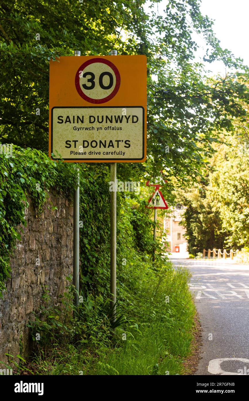 Bilingual speed limit sign, St. Donats, Glamorgan, South Wales Stock Photo